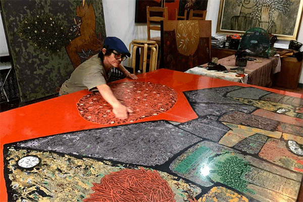 Tranh sơn mài thường trải qua 3 công đoạn: bó hom vóc, trang trí và đánh bóng