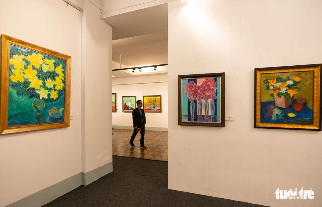 Tranh của hoạ sĩ được sáng tác với chất liệu đa dạng: sơn dầu, bột màu, màu nước, phấn tiên.